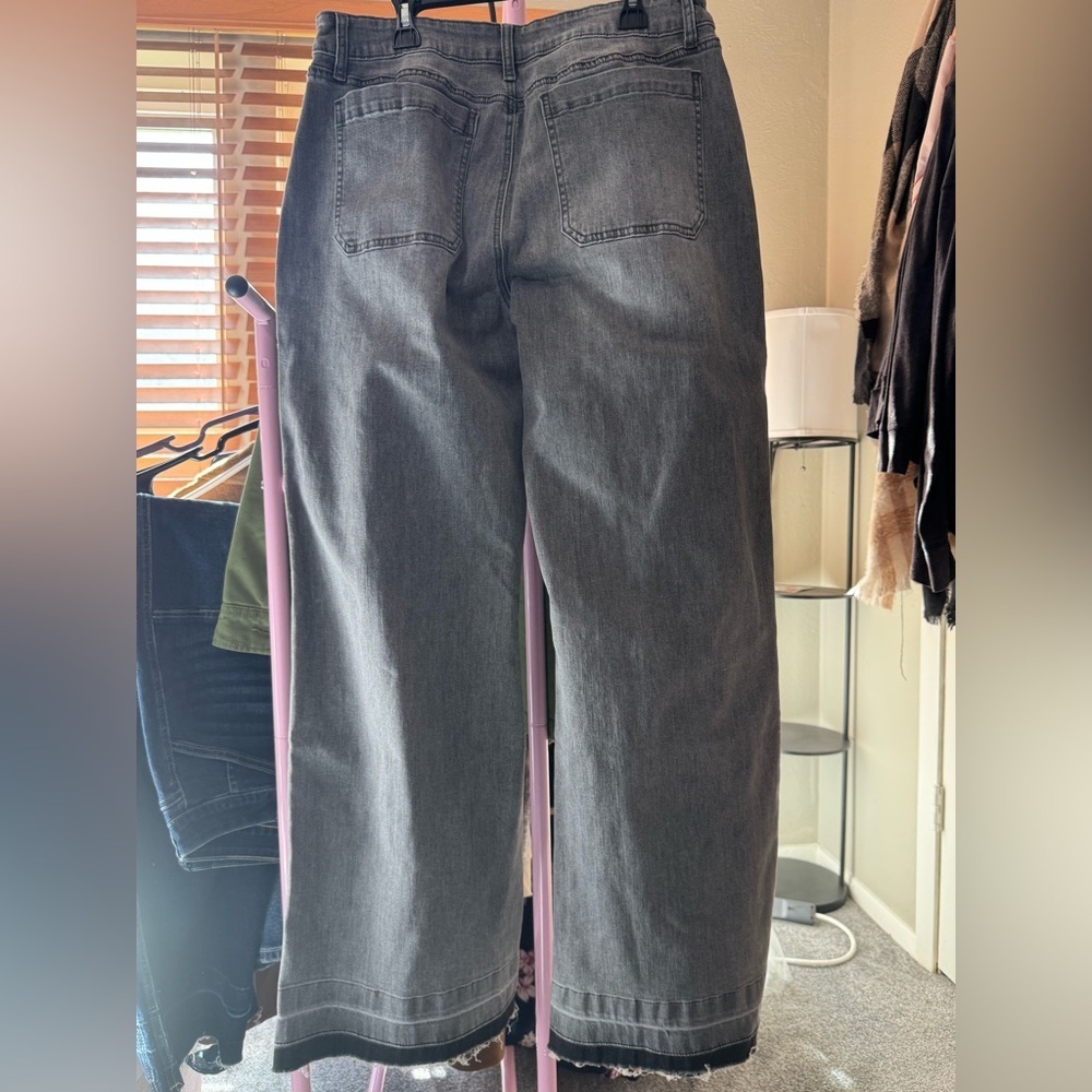 Stylish Gray Distressed Wide Leg Jeans - Picture 4 of 4